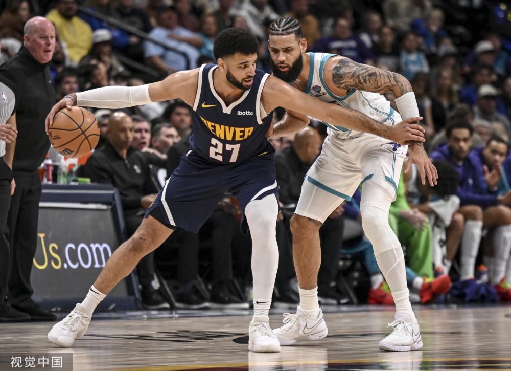 投向了他 投向了他