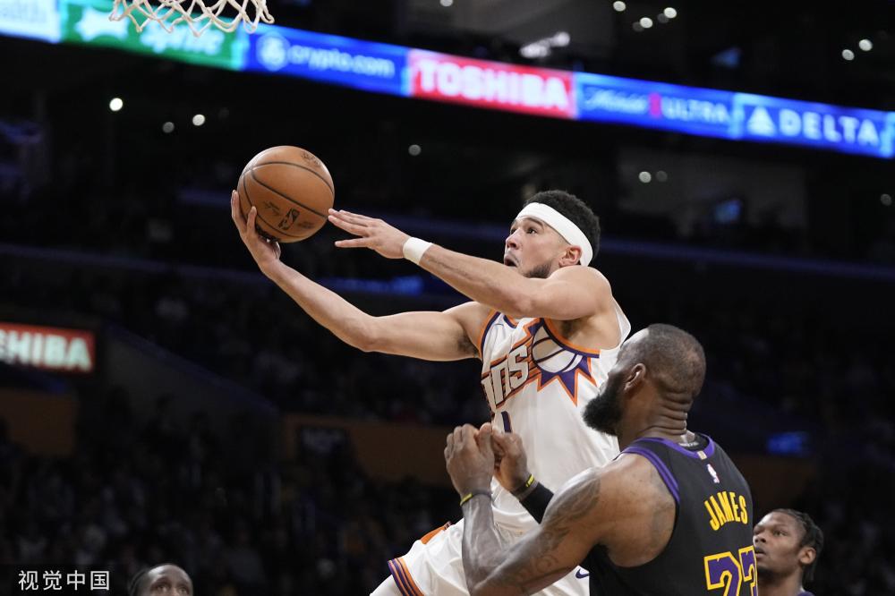 正如他在接 正如他在接